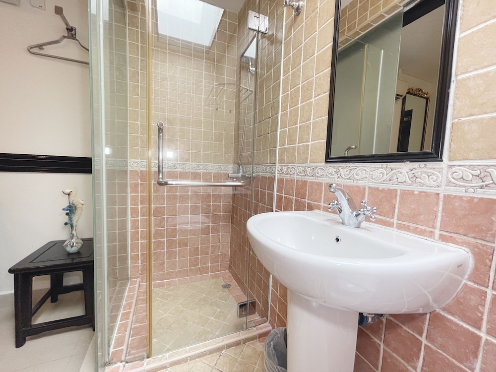 Standard Single Room with Skylight (No Window) photo 3