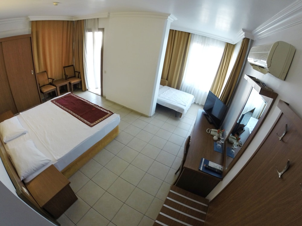Junior Suite Partial Sea View photo 2