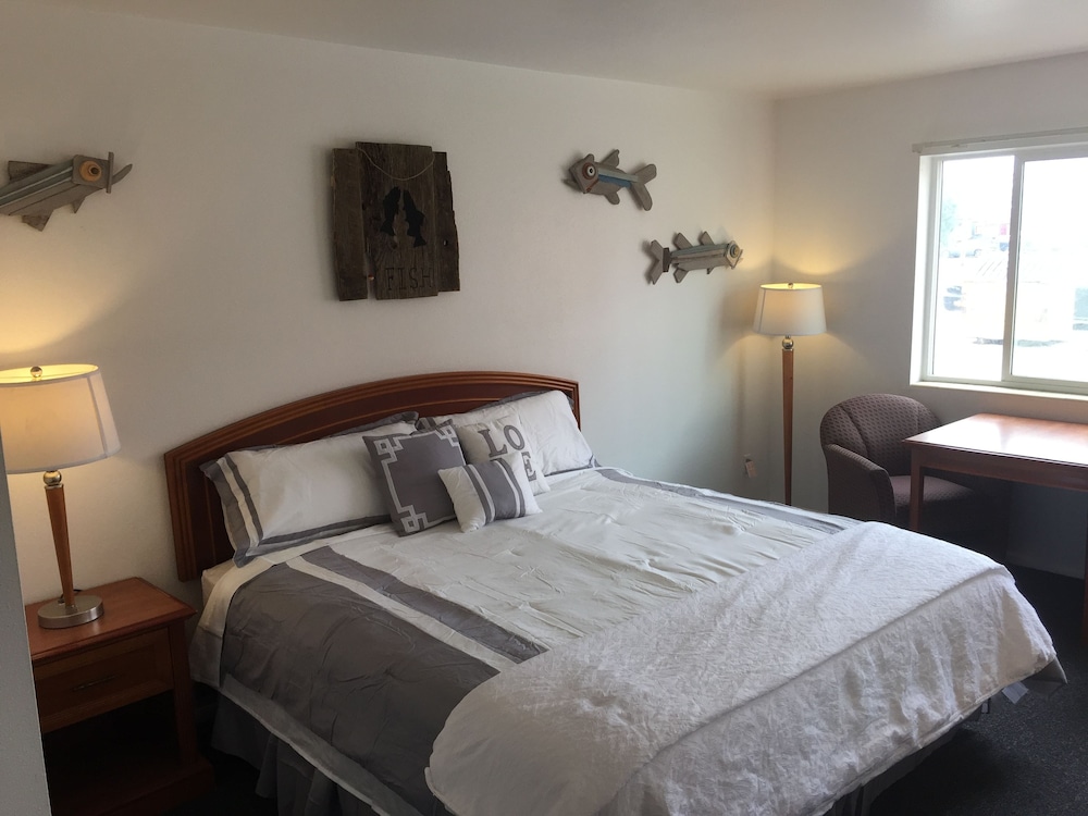 Standard Room, 1 King Bed, Non Smoking photo 3