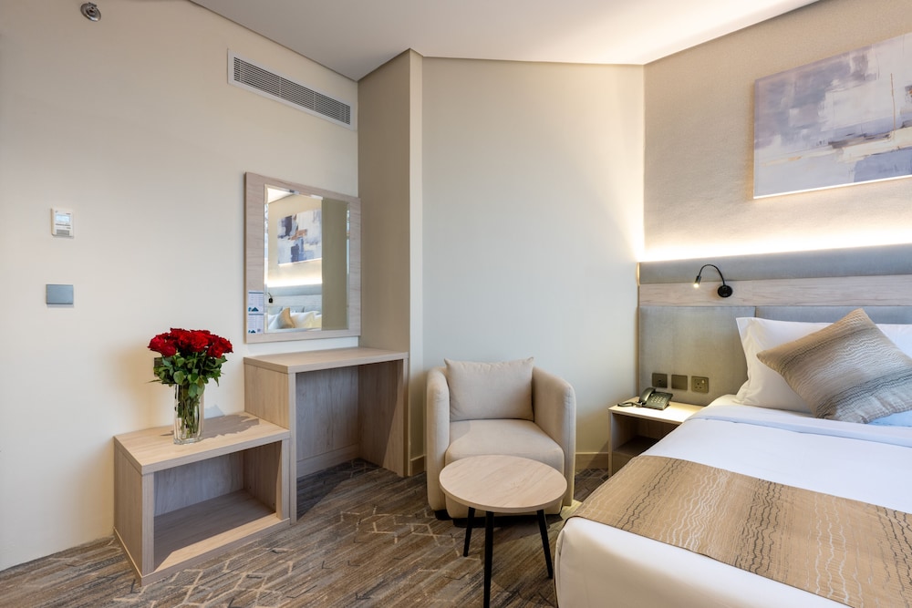 Deluxe Studio Suite, 1 King Bed photo 3