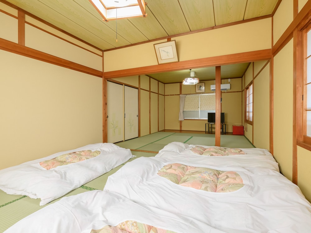 Japanese Room up to 8 guests with Shared Bathroom (Non-Smoking)