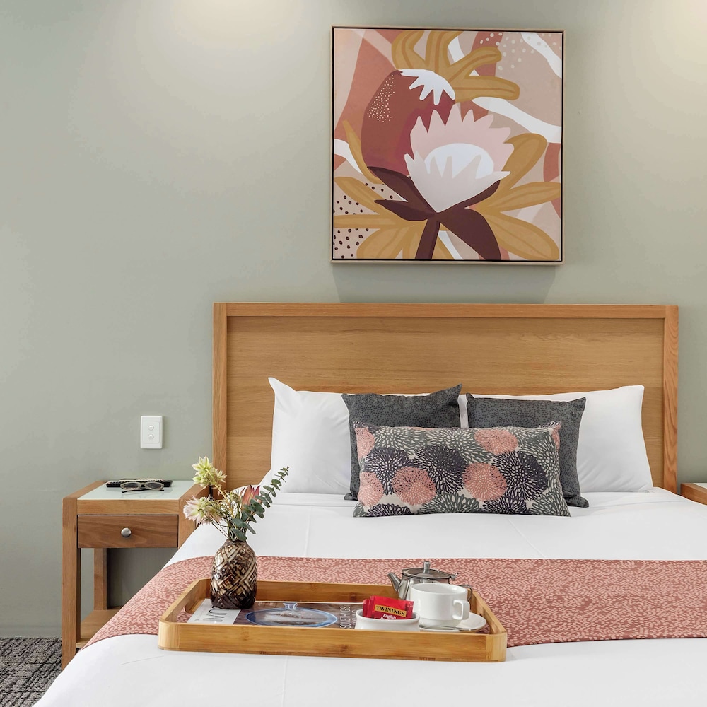 Deluxe Room, 1 King Bed, Non Smoking, Balcony - Photo 4