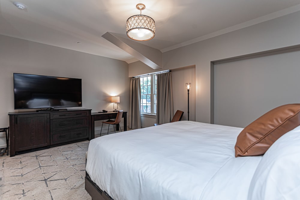 Luxury Street View Suite ADA photo 3