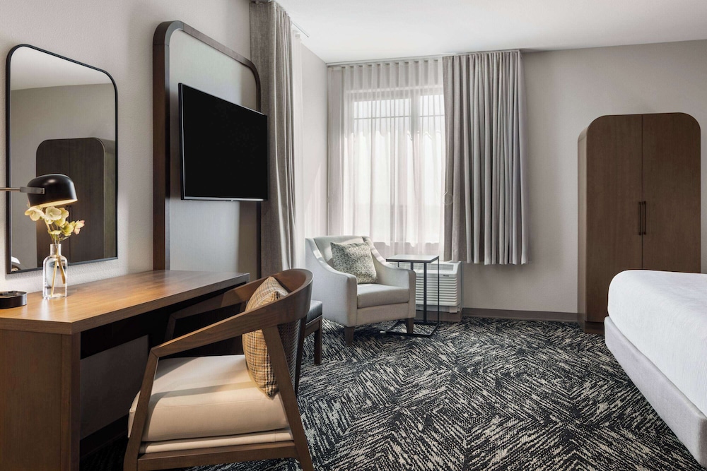 Room, 1 King Bed, Hearing Accessible (Bathtub w/ Grab Bars)