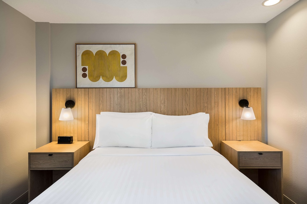 Deluxe Room, 1 King Bed - Photo 3