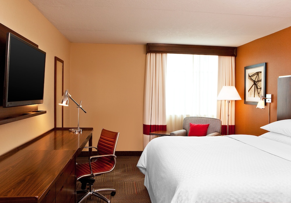 Room, 1 Queen Bed with Sofa bed, Poolside (Mobility/Hearing Access, Roll-In Shwr) - Photo 1
