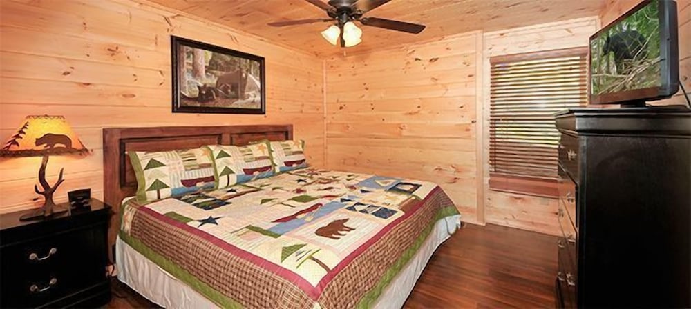 Premier Cabin, 3 Bedrooms, Hot Tub, Valley View (Sleeps up to 10) photo 1