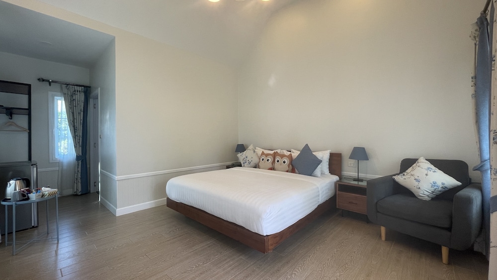 Deluxe Room, Balcony - Photo 5
