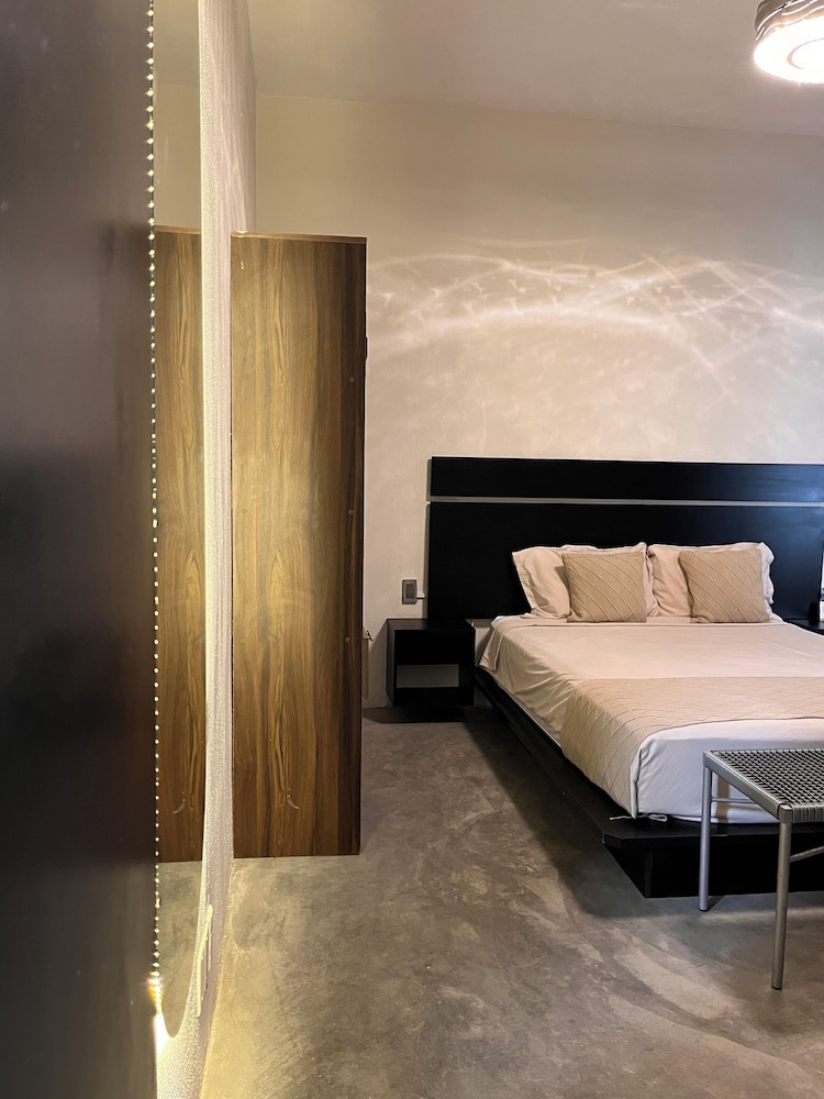 Standard Room, 1 Queen Bed photo 2