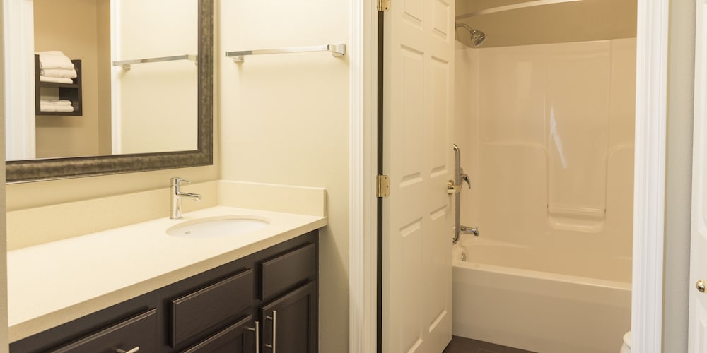 Suite, 1 Bedroom, Kitchen (2 Dbl, Living, Dining) - Photo 12