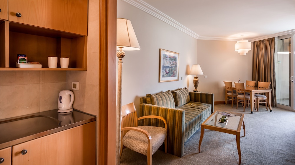 Deluxe Suite, Pool View photo 2