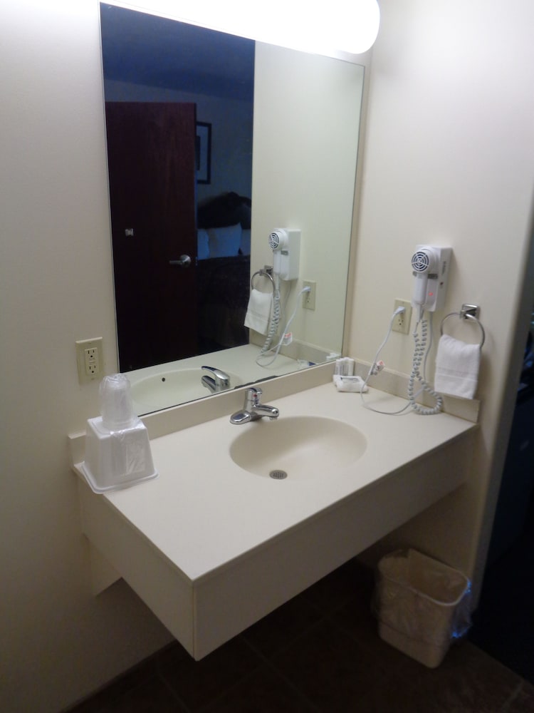 Classic Room, 1 King Bed, Accessible photo 2