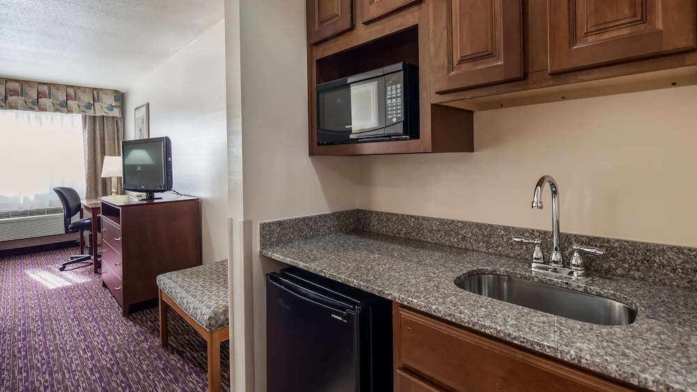 Suite, 1 King Bed, Non Smoking, Refrigerator & Microwave photo 2
