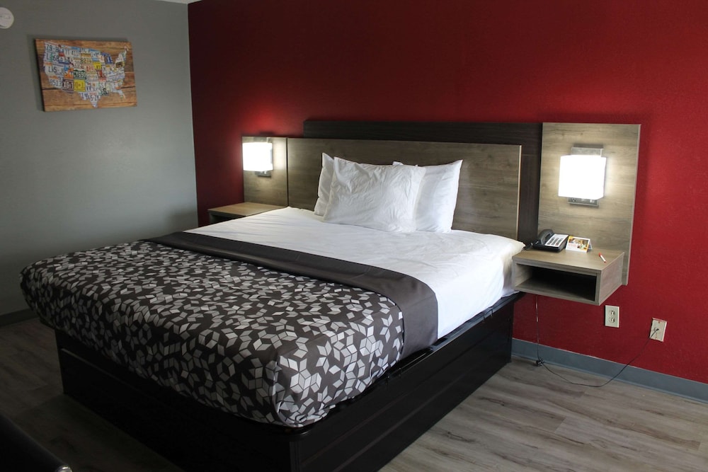 Standard Room, 1 King Bed, Non Smoking - Photo 1