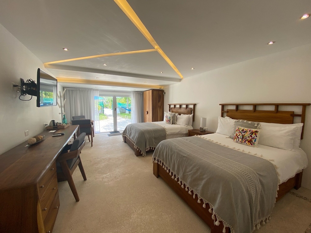Deluxe Suite, 2 Queen Beds
