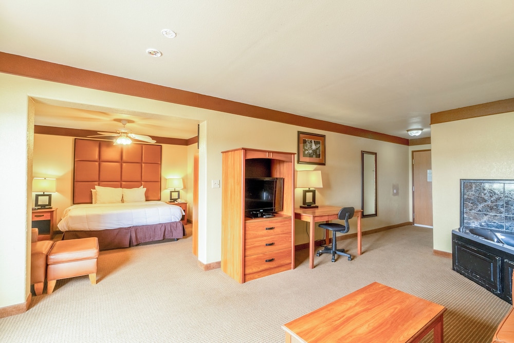 Suite, 1 King Bed, Non Smoking (Jacuzzi Tub) - Photo 4