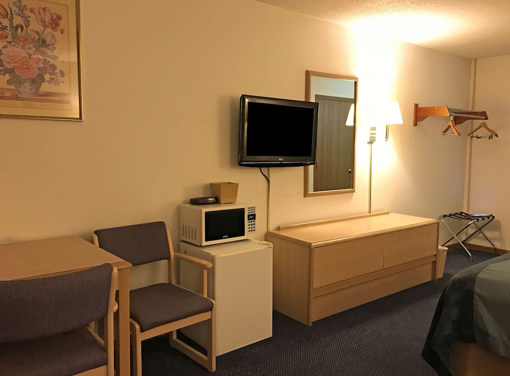 Room, 1 King Bed, Non Smoking - Photo 5