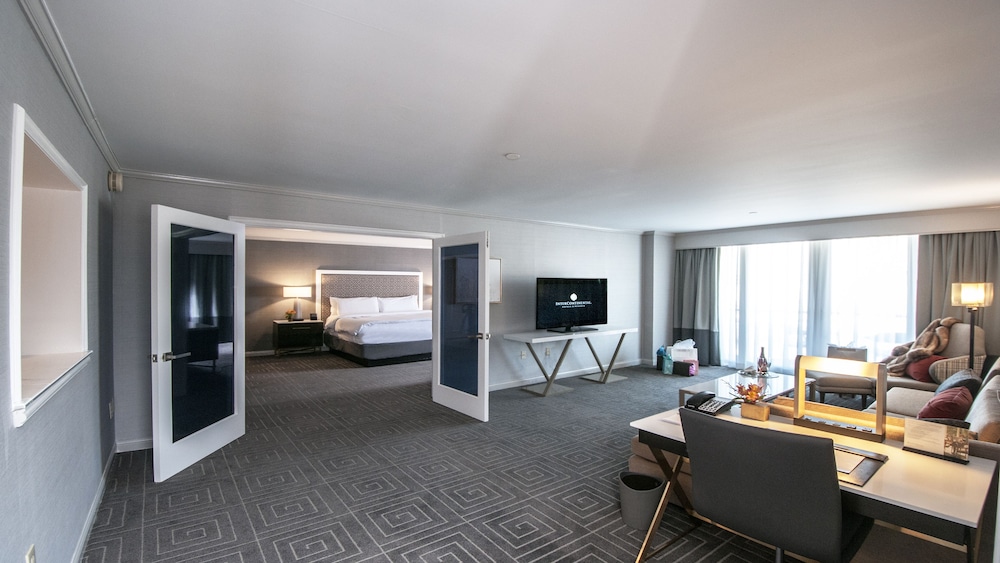 Suite, 1 Bedroom, Balcony (Plaza View) - Photo 2