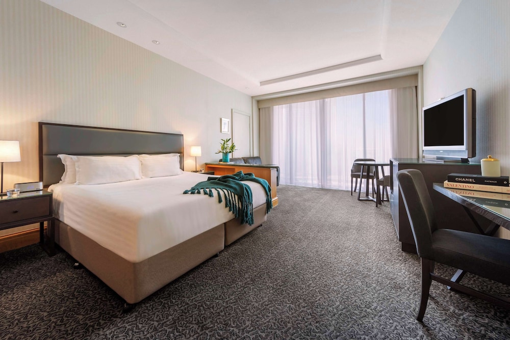 Hotel Room - Photo 5