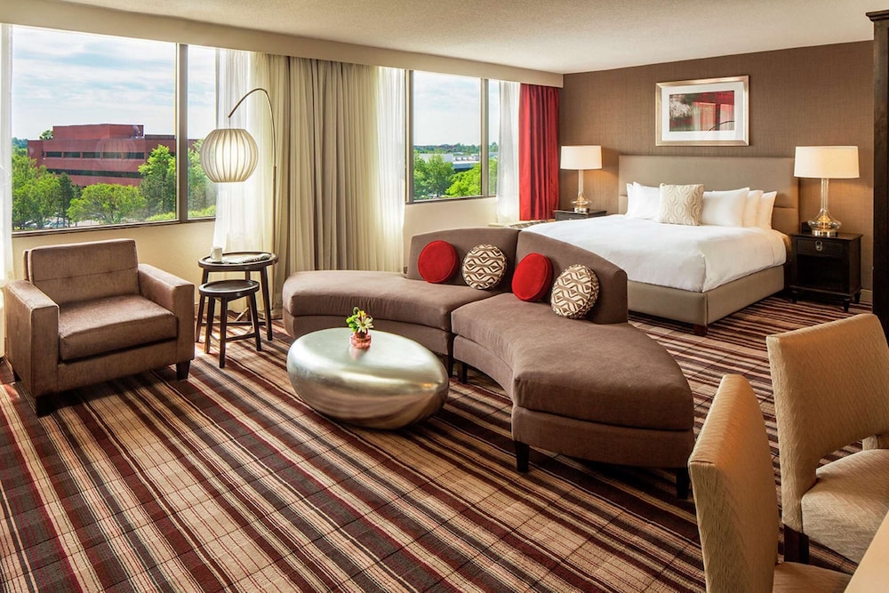 Junior Suite, 1 King Bed, Accessible (Roll-in Shower) - Photo 2