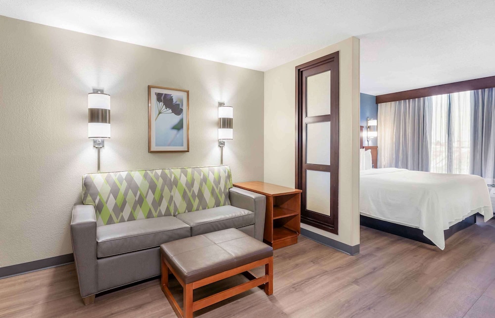 Deluxe Studio, 1 King Bed with Sofa bed, Non Smoking, Kitchenette photo 2