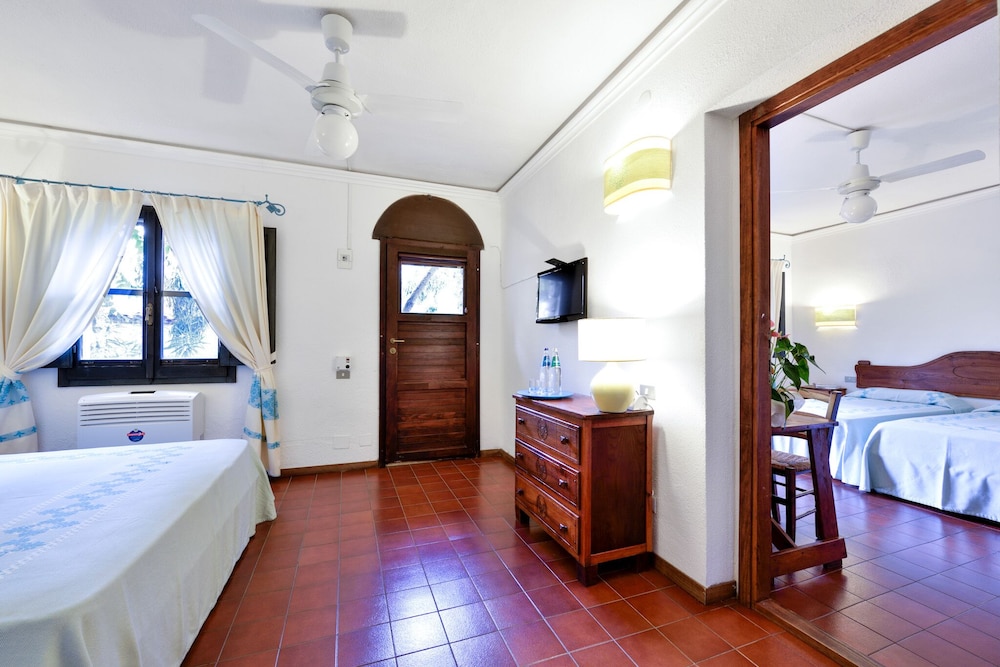 Room, 2 Bedrooms, Connecting Rooms - Photo 4