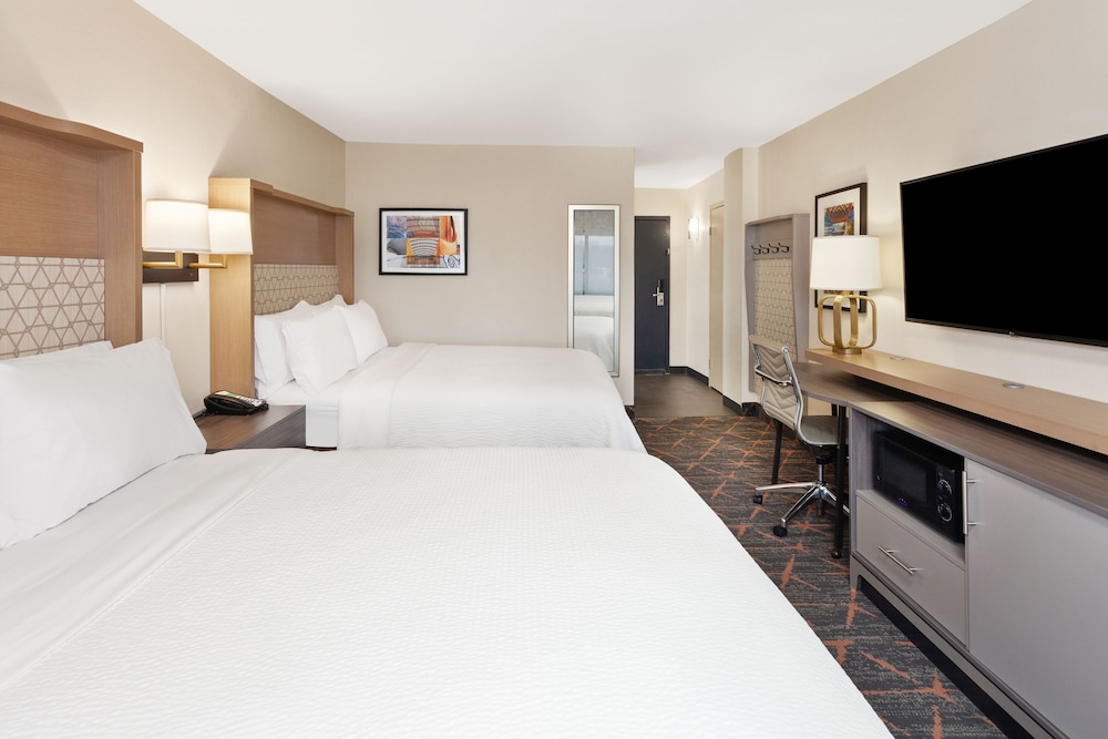Standard Room, 2 Queen Beds - Photo 8