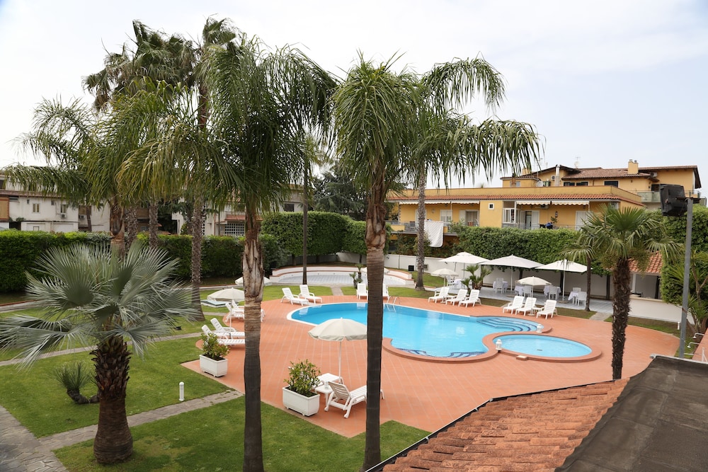 Junior Suite, Poolside