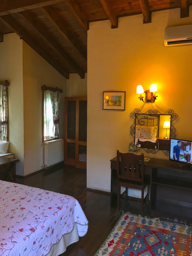 Room, 1 Queen Bed (Bay Window / Cumba) photo 3