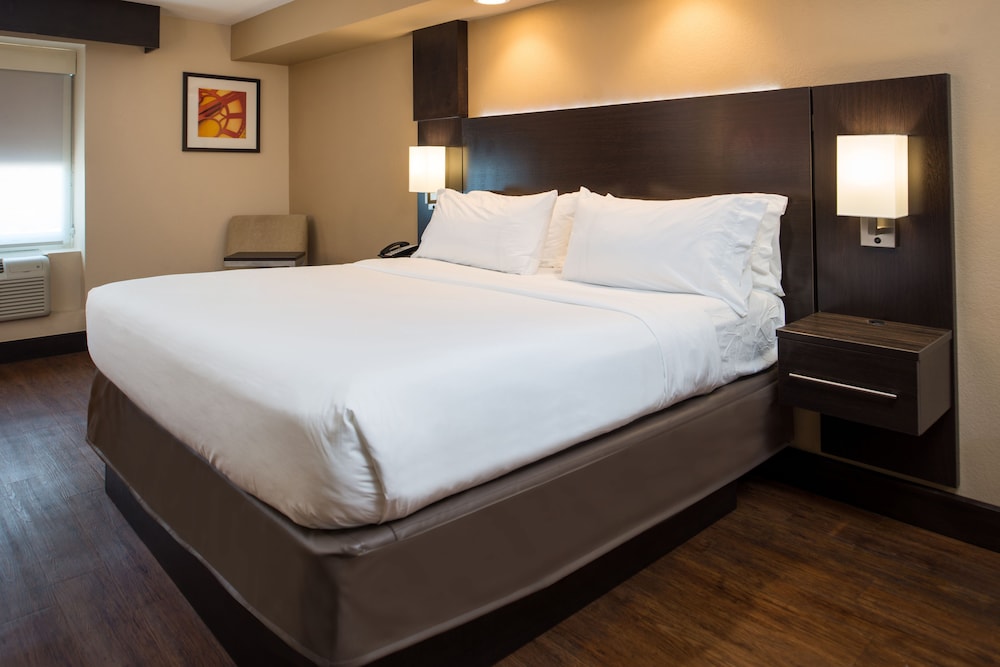 Standard Room, 1 King Bed, Accessible, Non Smoking photo 1