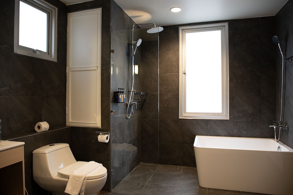 Leela Signature Suite photo 3
