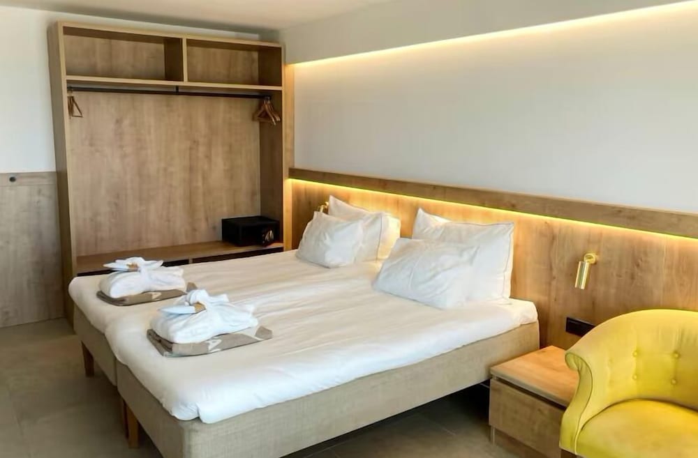 Deluxe Room, Balcony, Ocean View thumbnail 5