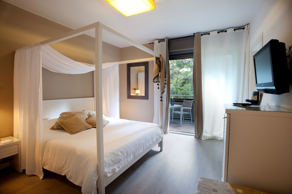 Deluxe Double Room On The Sea And Pinewoodside With Balcony photo 2
