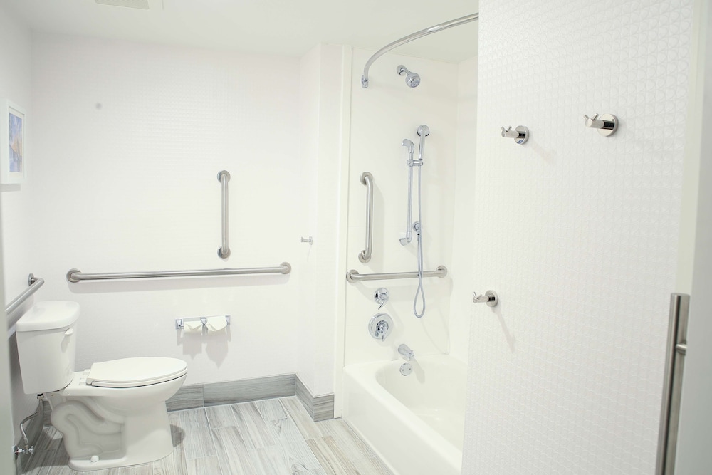 Room, 2 Queen Beds, Accessible, Bathtub (Mobility & Hearing) photo 3