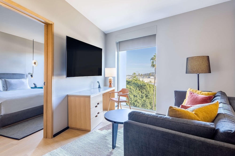 Suite, 1 King Bed - Photo 2
