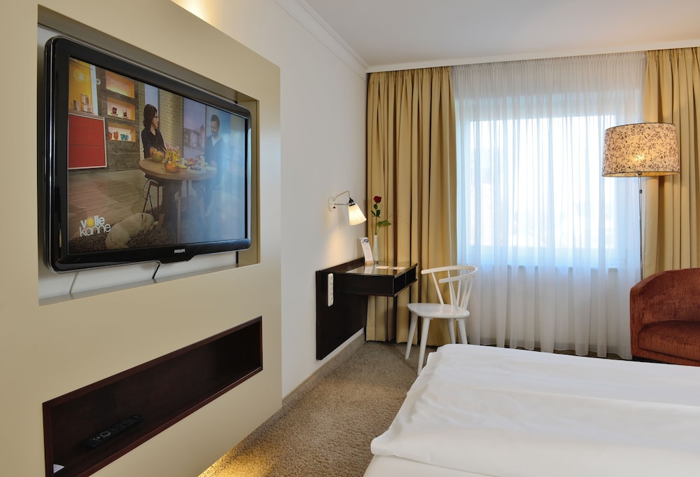 Basic Room, 1 Queen Bed photo 2