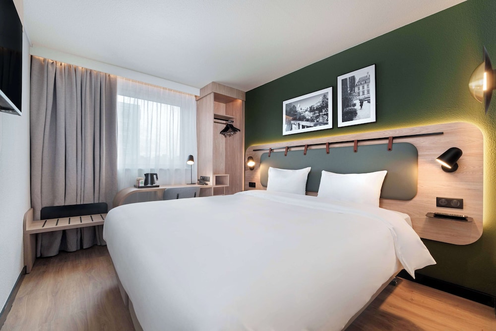 Standard Room, 1 Queen Bed - Photo 1