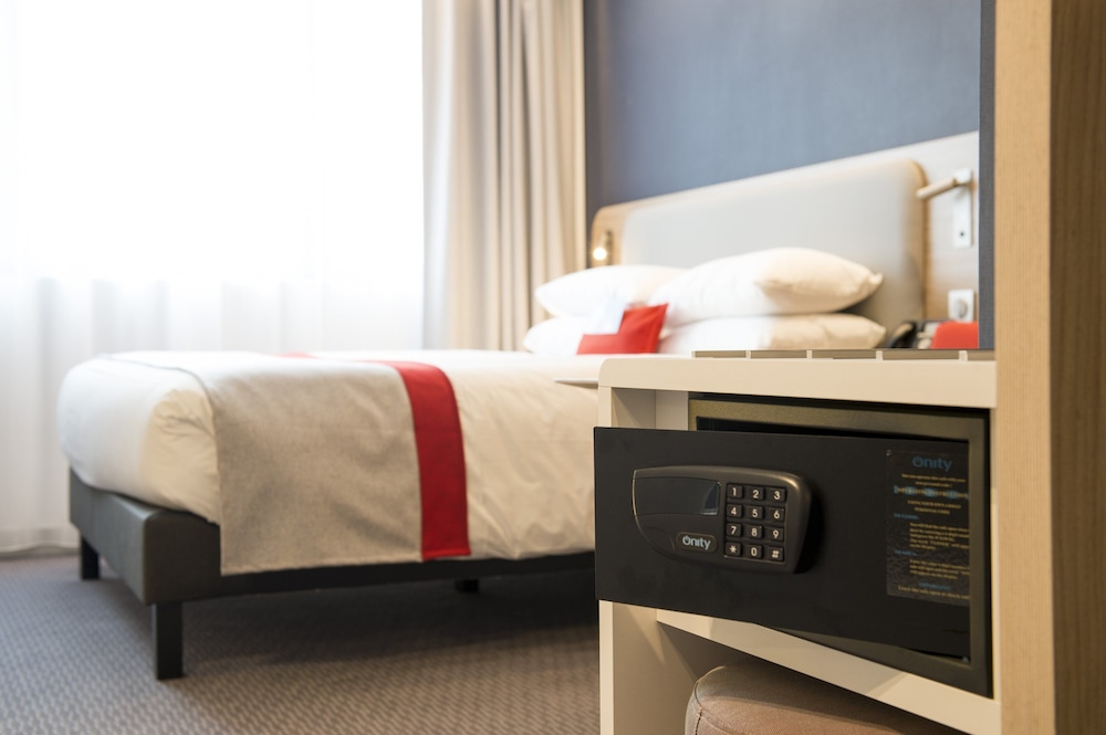 Standard Room, 1 Double Bed (Airport View, Free Breakfast)