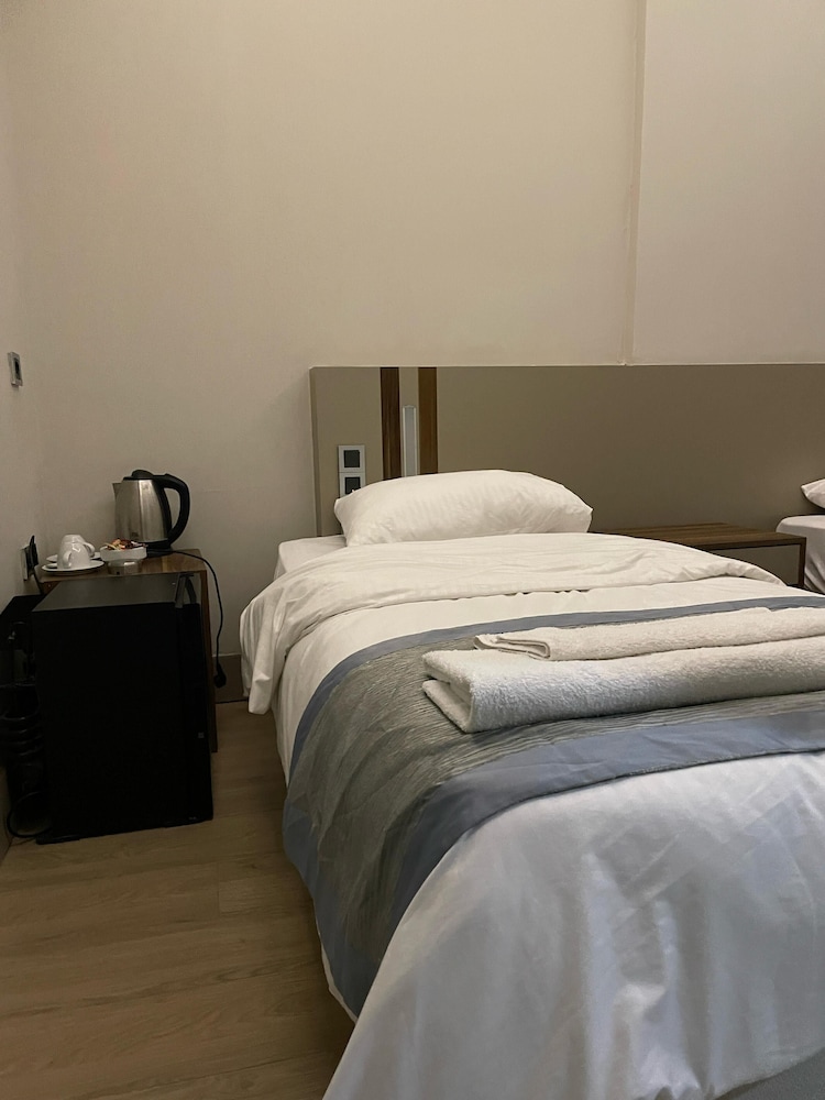 Premium Twin Room photo 3