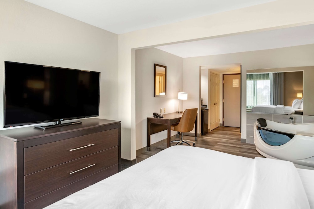 Room, 1 King Bed, Non Smoking, Hot Tub - Photo 1