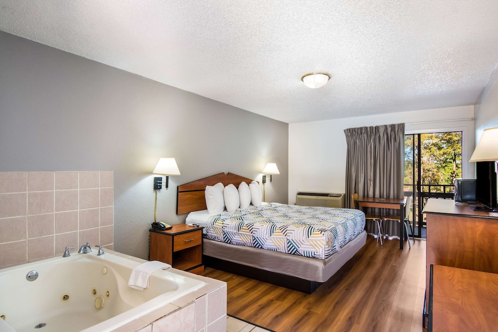 Superior Double Room, 1 King Bed, Non Smoking, Refrigerator & Microwave photo 2
