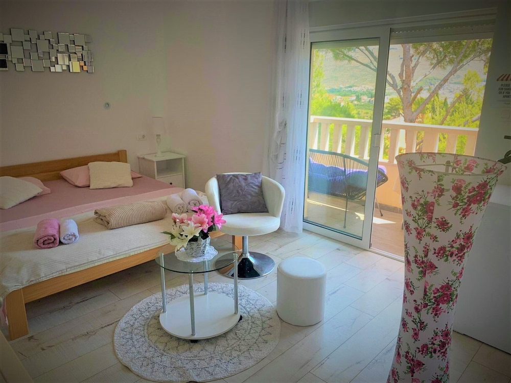 Economy Room, 1 King Bed, City View