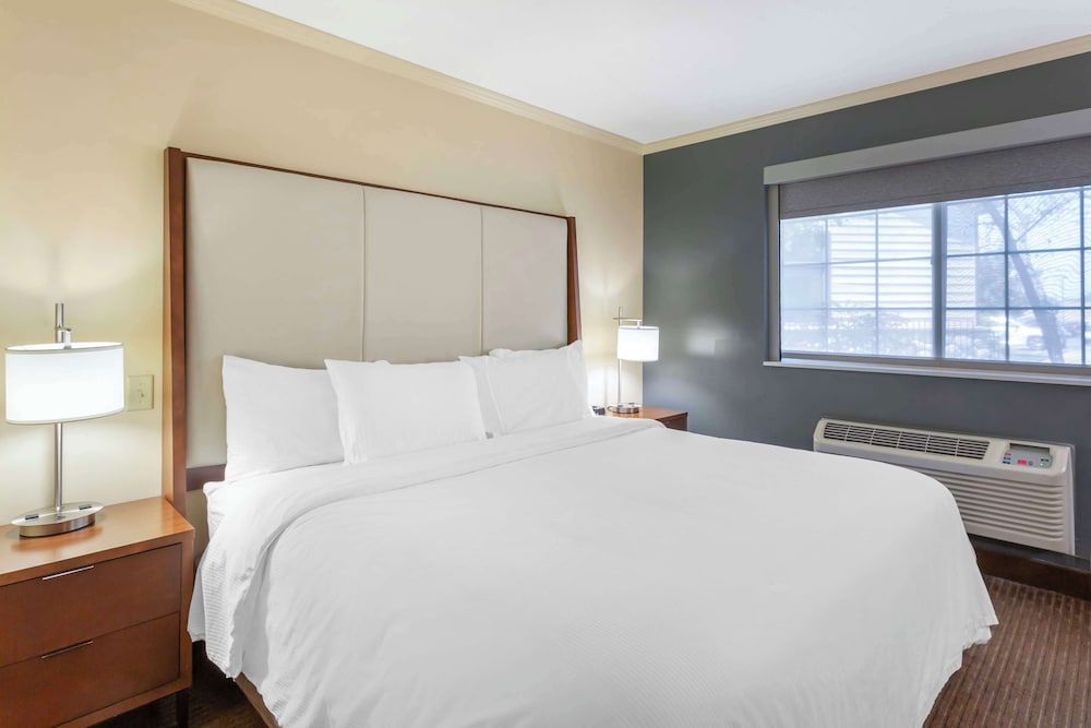 Executive Suite, 1 King Bed, Non Smoking, Jetted Tub photo 2