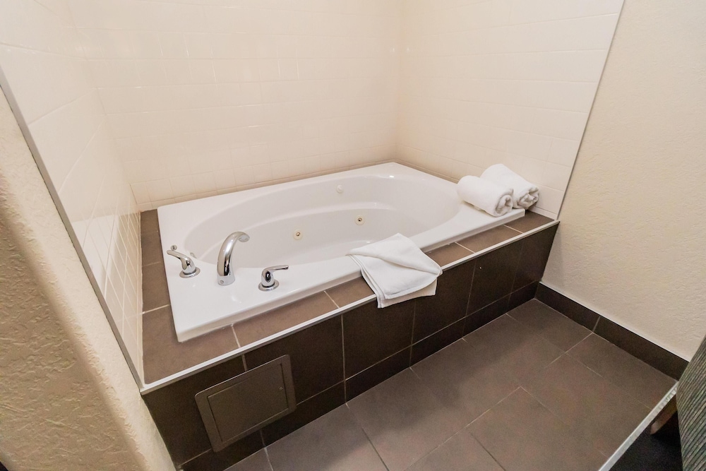 Suite, 1 King Bed, Non Smoking, Jetted Tub photo 2