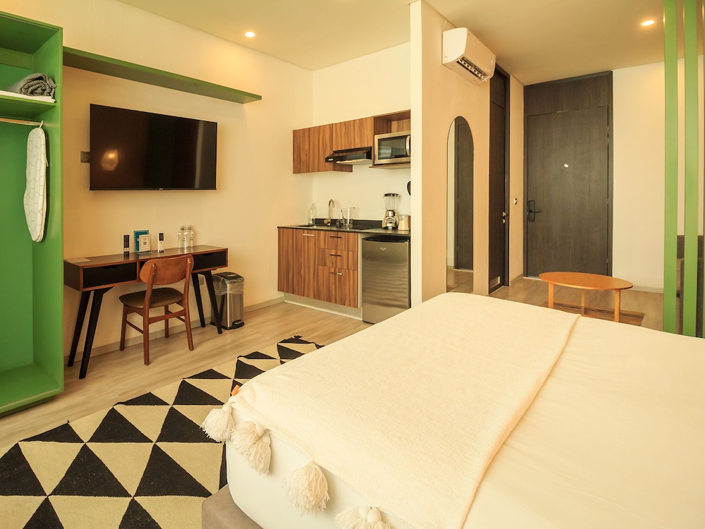 Design Studio Suite, 1 Queen Bed, Pool Access, City View