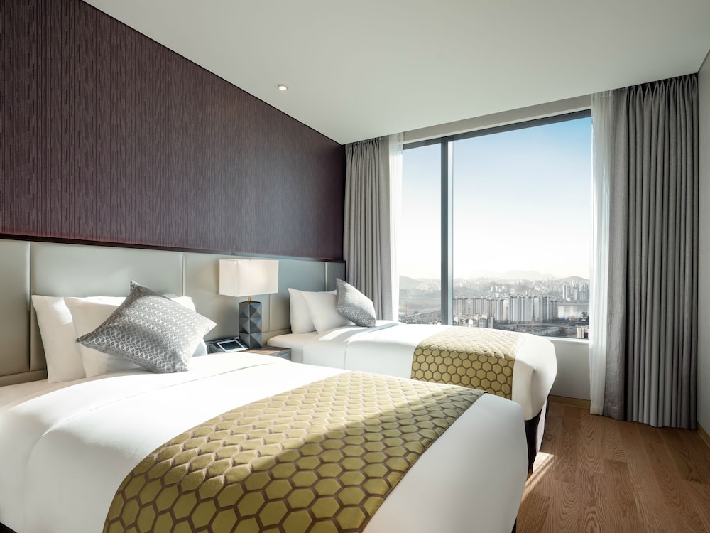 Premier Residence Suite, 3 Bedrooms, 2 King Beds and 2 Single Beds photo 2