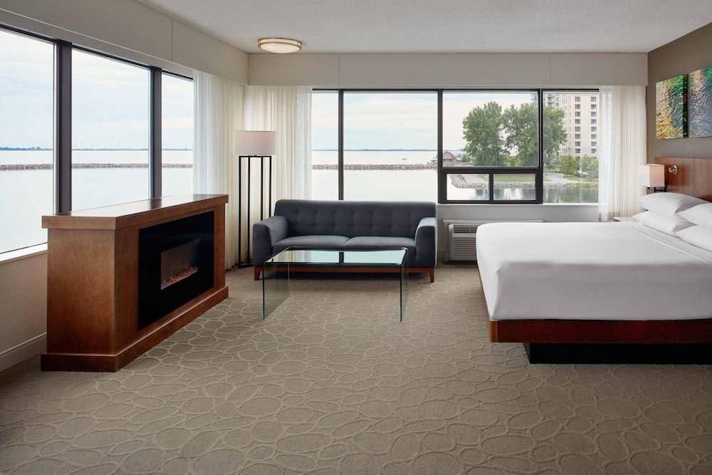 Deluxe Room, 1 King Bed, Corner photo 1