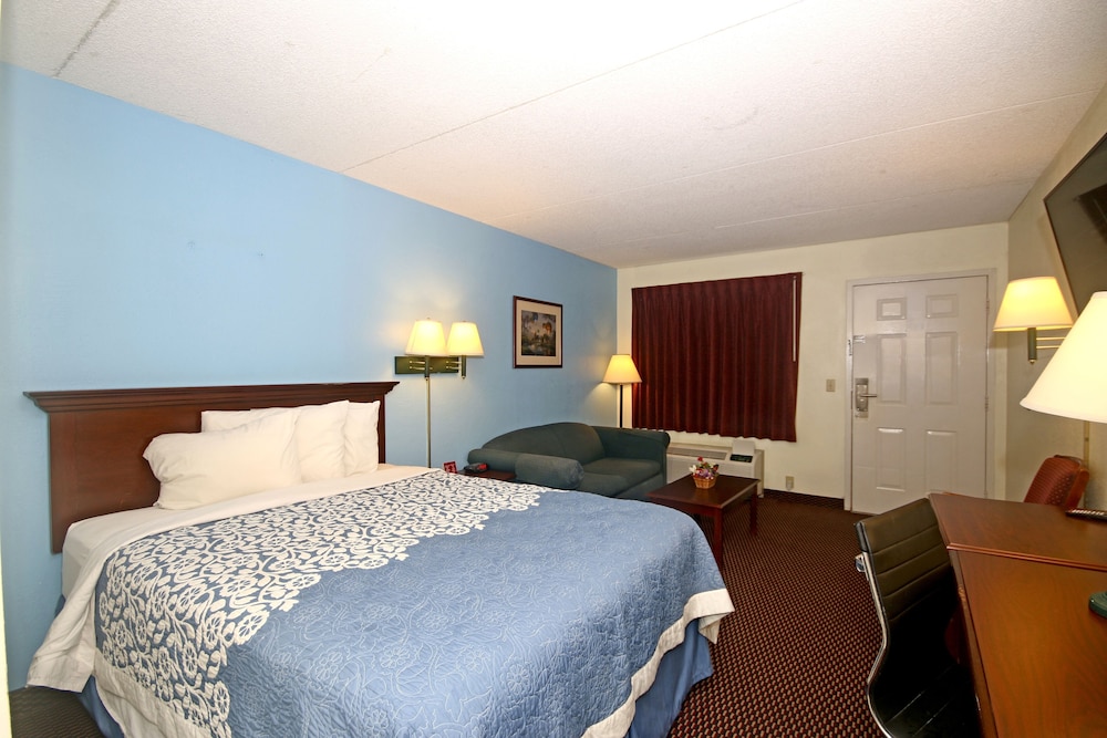 Standard Room, 1 Queen Bed, Non Smoking - Photo 3