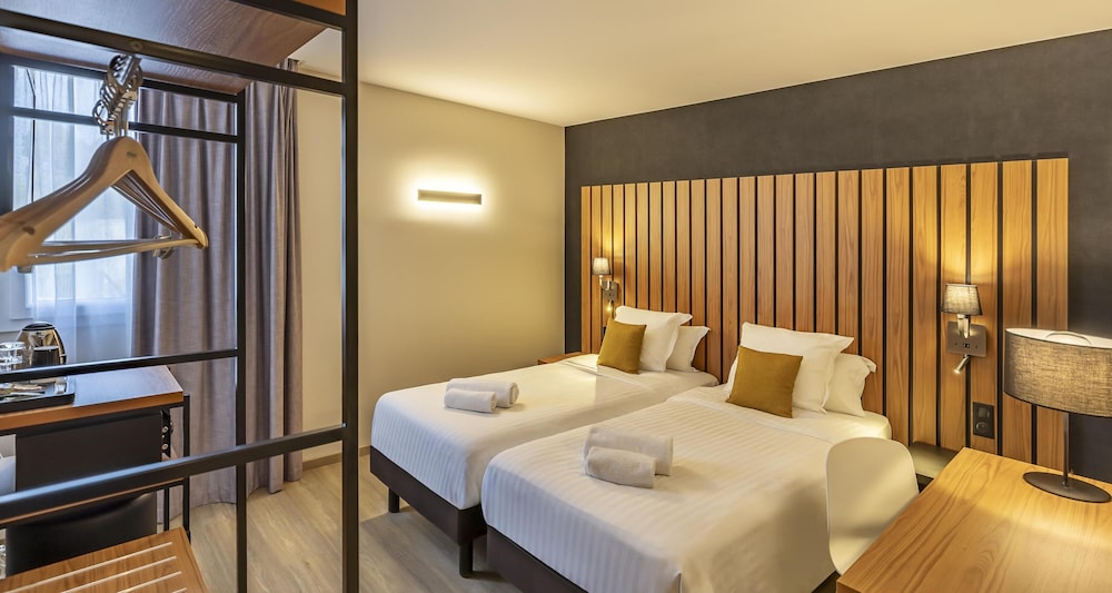 Comfort Room, 2 Twin Beds, Non Smoking (Shower Only) - Photo 1