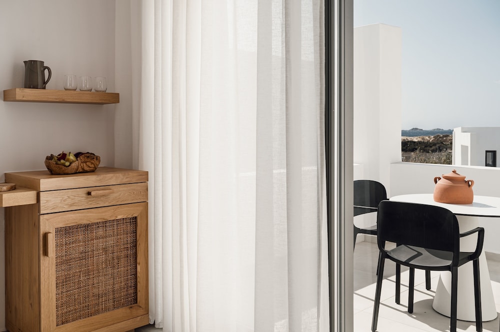 Deluxe Suite, 1 Bedroom, Partial Sea View photo 3